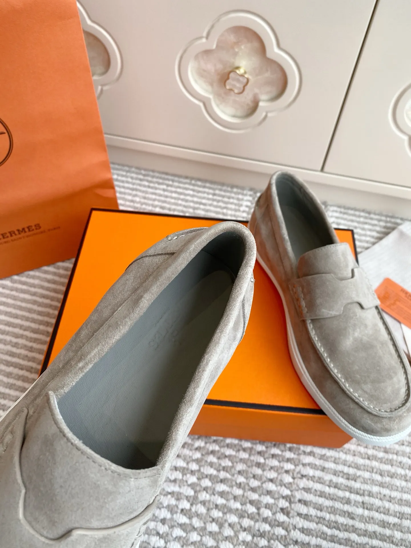 p560✨Hermes Couple Loafers｜Walking in the urban high-end, easily wearing Hermès temperament✨Who says luxury and comfort can’t have both?  This pair of H’s classic loafers really does it!  ▪️"Customized imported Yangjing fabric" is soft and delicate ▪️"Full sheepskin lining" + "soft-soled shoes" design. Your feet will be healed the moment you put them on~ It's like stepping on clouds☁️You won't feel tired after walking all day!  The iconic "H" buckle is low-key and luxurious. It is matched with a rubber outsole. It is lightweight and stylish. Whether you are commuting or shopping, you can easily achieve casual urban style🏙 Can be worn by couples. Full range of sizes, girls 35-41 | boys 39-45. Wear them together when going out. Sweet and high-end💑 Original mold opening. Details are in place. Those who understand will be attracted at a glance ️❤️ #Hermès loafers #coupleshoes #lightweight and versatile shoes